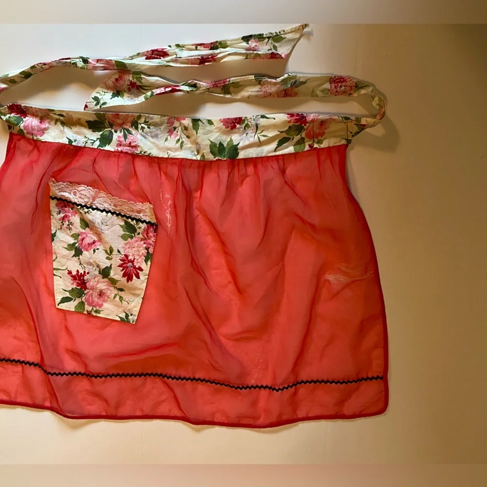 Vintage Red Black and Floral Print Waist Tie Apron With Pocket